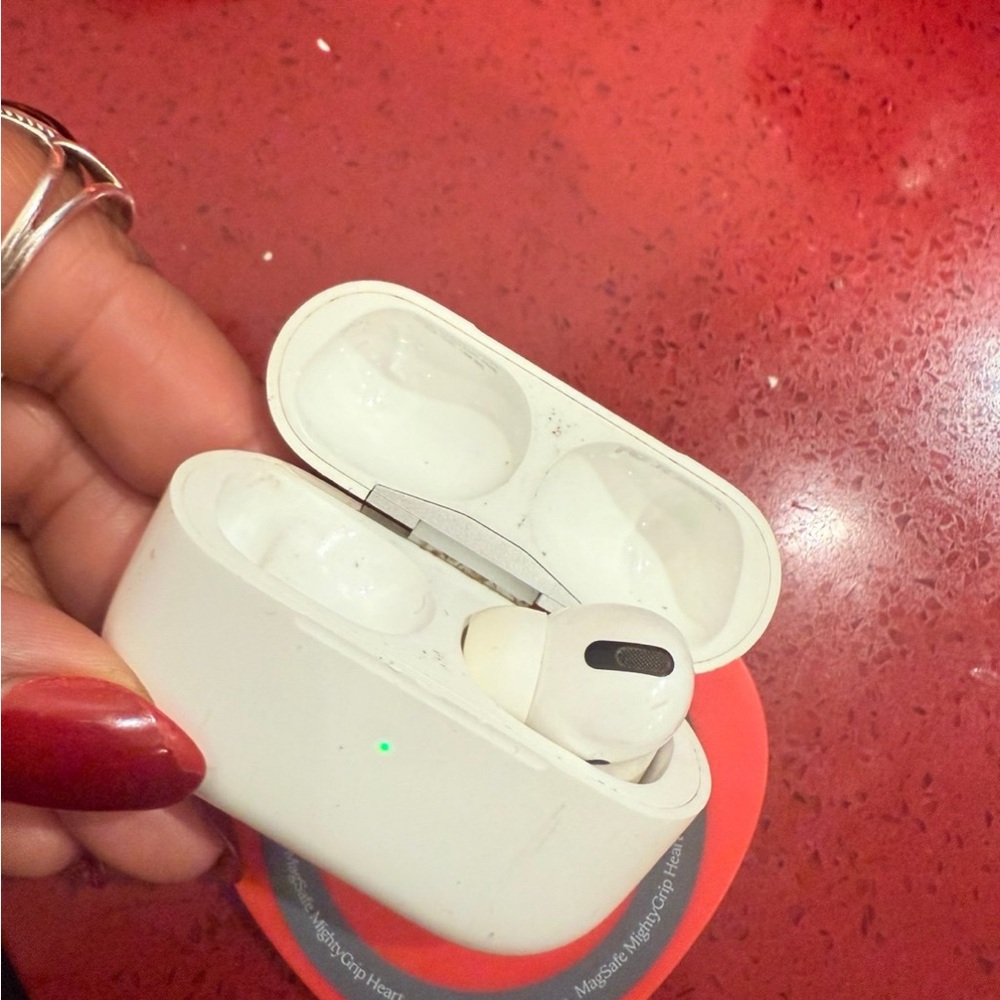 AirPod Pro Left Ear & Case - Picture 2 of 4